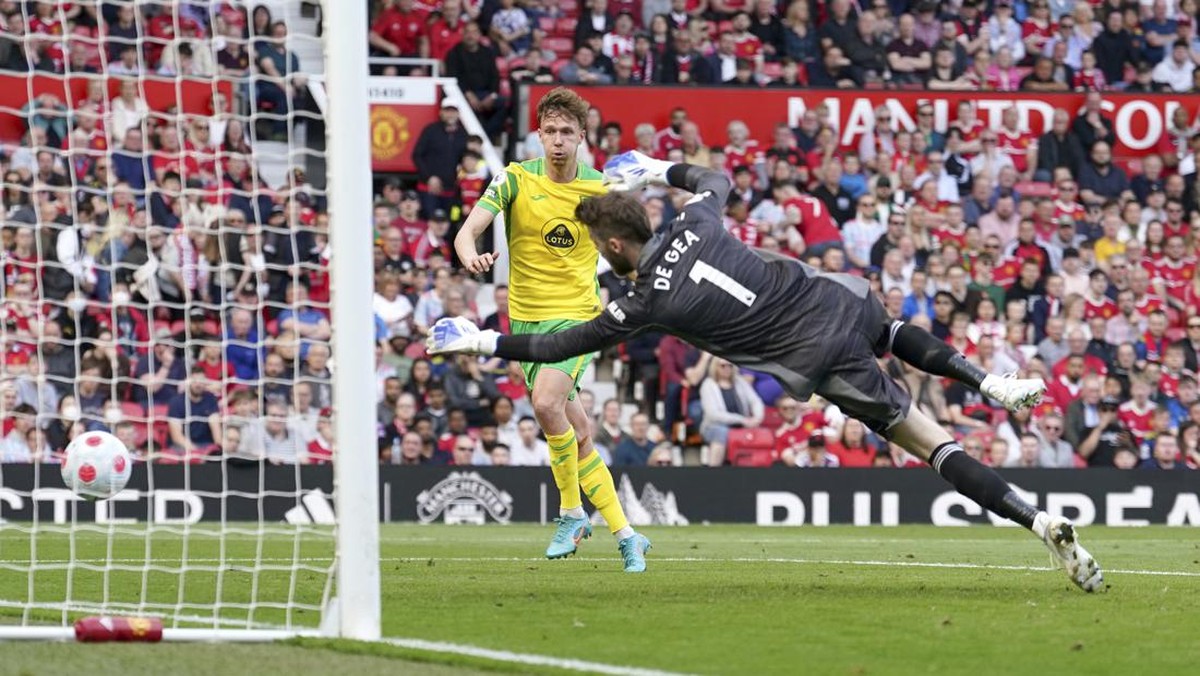 Manajer interim Ralf Rangnick kesal karena Manchester United kebobolan gol-gol mudah saat mengalahkan Norwich City. Foto: AP/Jon Super