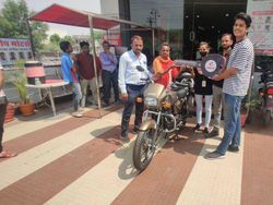 Netizen Patungan Belikan Motor untuk Pengantar Makanan yang Sepedanya Butut