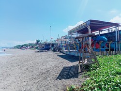 Lapak di Sempadan Pantai Berawa Badung Digusur Setelah Lebaran