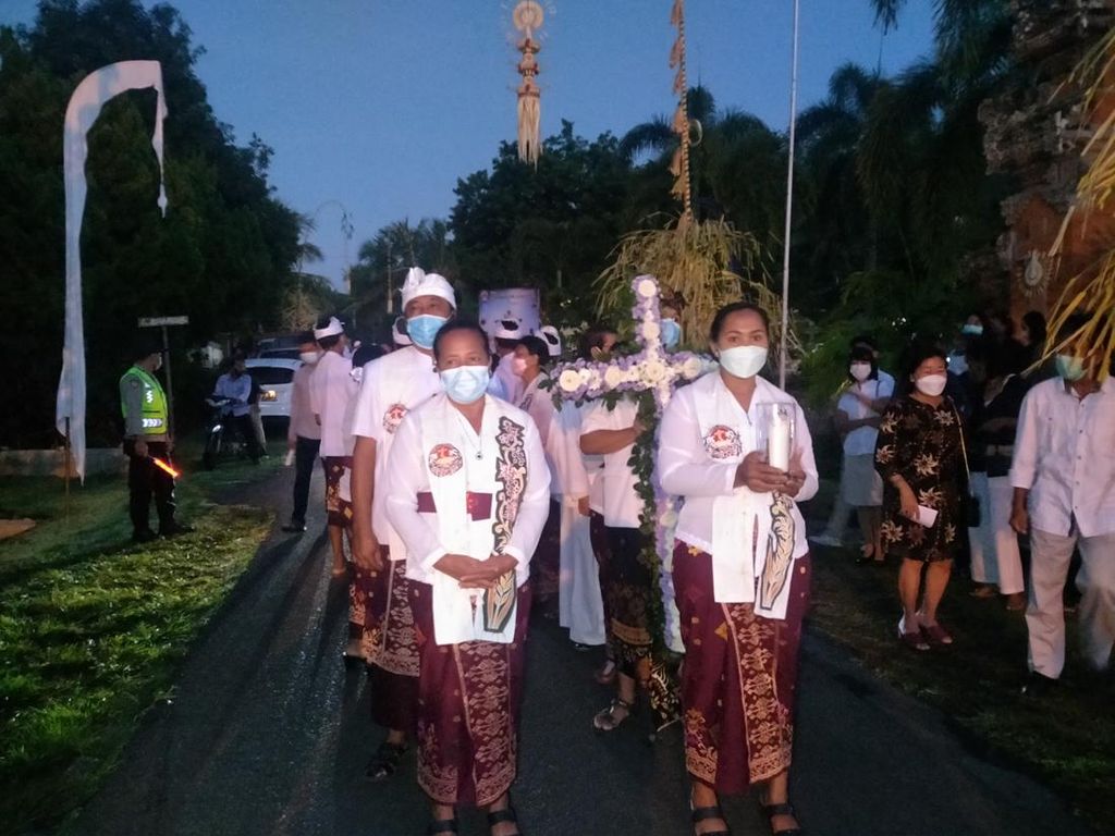 Ada Tradisi Bali dalam Perayaan Paskah Blimbingsari di Jembrana 