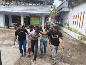 Merasa Istri Dijebak-Ditangkap Polisi, Pria di NTB Bacok Temannya Merasa Istri Dijebak-Ditangkap Polisi, Pria di NTB Bacok Temannya