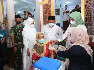Vaksinasi COVID-19 Malam di Banyuwangi, Petugas Datangi Masjid dan Musala Vaksinasi COVID-19 Malam di Banyuwangi, Petugas Datangi Masjid dan Musala