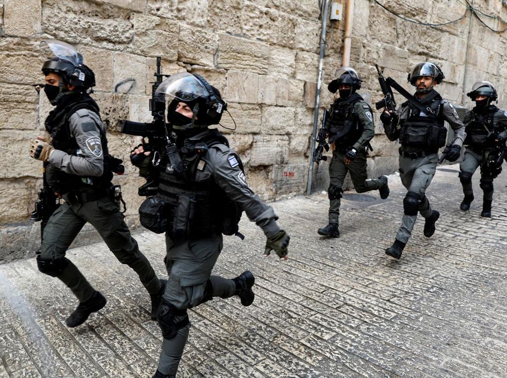 Polisi Israel Kembali Memasuki Masjid Al-Aqsa Pascabentrokan Polisi Israel Kembali Memasuki Masjid Al-Aqsa Pascabentrokan