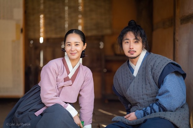 Potret Kwon Yu Ri dan Jung Il Woo