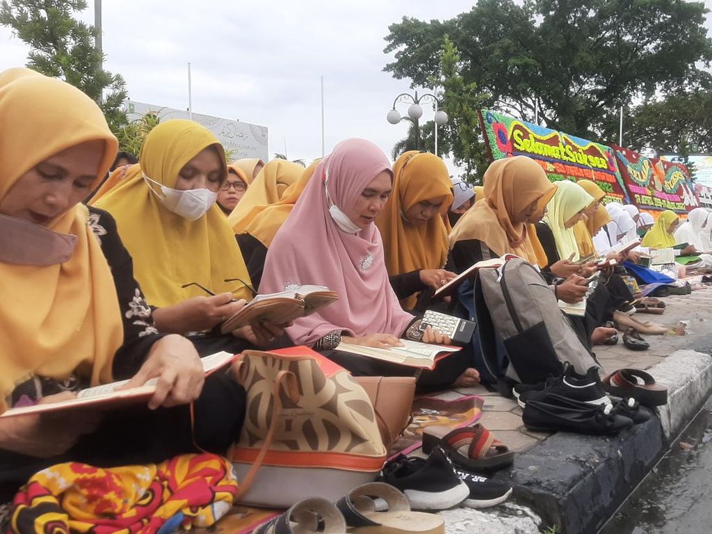 Riau Mengaji, Ratusan Warga di Kota Pekanbaru Ngaji di Trotoar Jalan
