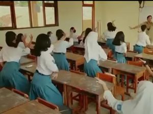 Nadiem Puji Guru Viral di Surabaya Ajak Murid Tari Tradisional di Kelas Nadiem Puji Guru Viral di Surabaya Ajak Murid Tari Tradisional di Kelas