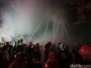 Mobil Tabrak Rumah Picu Kebakaran Hebat di Samarinda, Damkar Turun Tangan