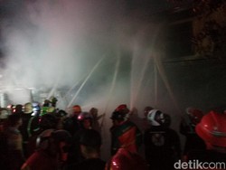 Mobil Tabrak Rumah Picu Kebakaran Hebat di Samarinda, Damkar Turun Tangan