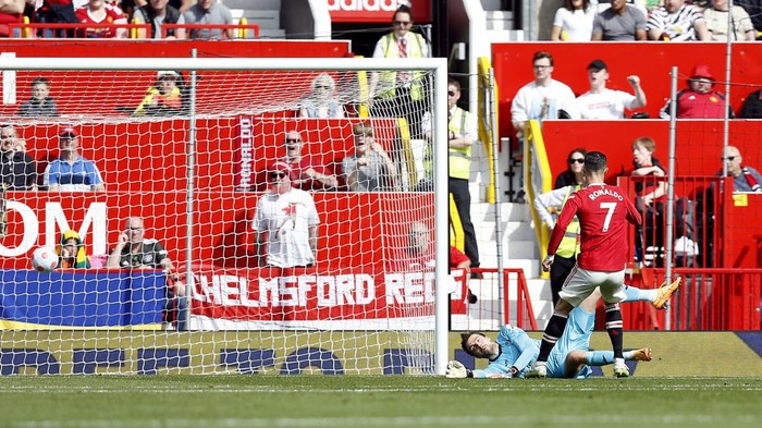 SOCCER-ENGLAND-MUN-NOR/REPORT Soccer Football - Premier League - Manchester United v Norwich City - Old Trafford, Manchester, Britain - April 16, 2022 Manchester United's Cristiano Ronaldo with the match ball after scoring a hat-trick REUTERS/Craig Brough EDITORIAL USE ONLY. No use with unauthorized audio, video, data, fixture lists, club/league logos or 'live' services. Online in-match use limited to 75 images, no video emulation. No use in betting, games or single club /league/player publications. Please contact your account representative for further details.