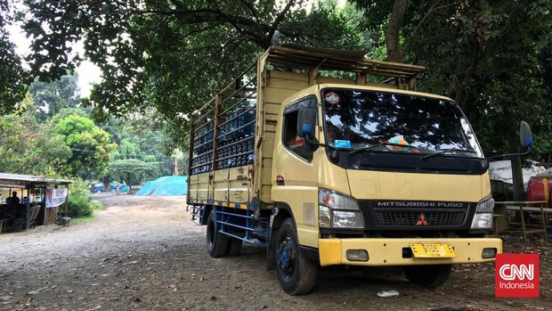 Sidiq, sopir truk galon air mineral yang terus mengais rezeki saat puasa bulan Ramadan.