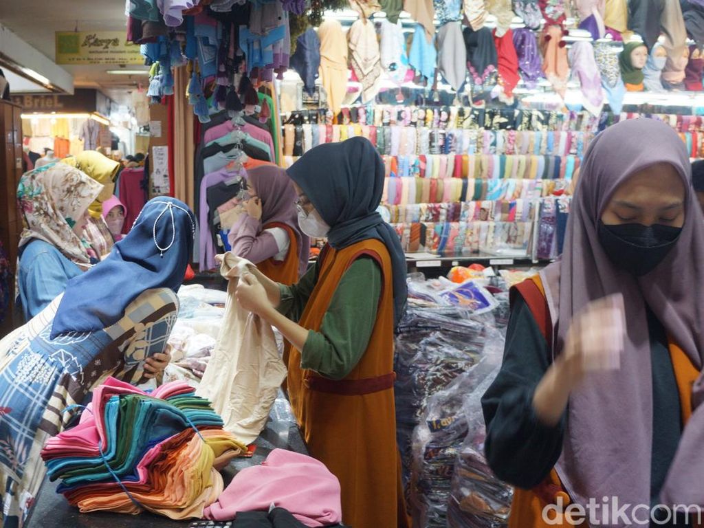 Dua Pekan Jelang Lebaran, Pasar Baru Bandung Mulai Diserbu Warga
