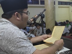 Lantunan Salawat-Zikir Santri Ponpes Dar Al-Taubah Menggema di Saritem