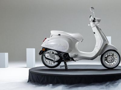 Potret Vespa Edisi Spesial Justin Bieber yang Tampil Serba Putih