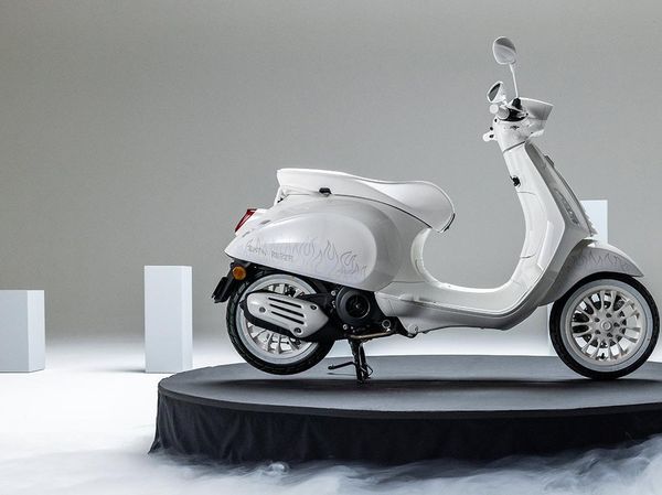 Potret Vespa Edisi Spesial Justin Bieber yang Tampil Serba Putih