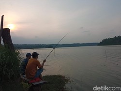 Ngabuburit Murah Meriah di Danau Setu Patok Cirebon