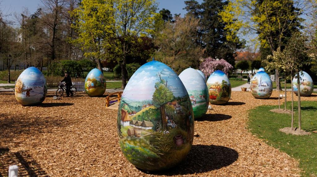 Warna-warni Telur Paskah Raksasa Hiasi Kawasan Kroasia Warna-warni Telur Paskah Raksasa Hiasi Kawasan Kroasia