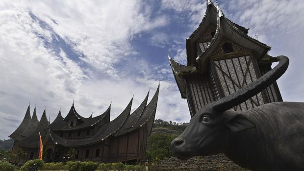 Suasana Istano Basa Pagaruyung di Tanjung Emas, Kabupaten Tanah Datar, Sumatera Barat, Rabu (13/4/2022). Bangunan yang merupakan replika dari istana Kerajaan Pagaruyung tersebut merupakan destinasi edukasi mengenai Kerajaan Pagaruyung dan budaya Minangkabau. Antara Foto/Aditya Pradana Putra/aww.