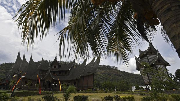 Suasana Istano Basa Pagaruyung di Tanjung Emas, Kabupaten Tanah Datar, Sumatera Barat, Rabu (13/4/2022). Bangunan yang merupakan replika dari istana Kerajaan Pagaruyung tersebut merupakan destinasi edukasi mengenai Kerajaan Pagaruyung dan budaya Minangkabau. Antara Foto/Aditya Pradana Putra/aww.