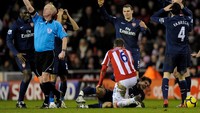Pergelangan kaki kanan Aaron Ramsey bengkok saat membela Arsenal di laga kontra Stoke City tahun 2010. (Foto: Getty Images/Laurence Griffiths)