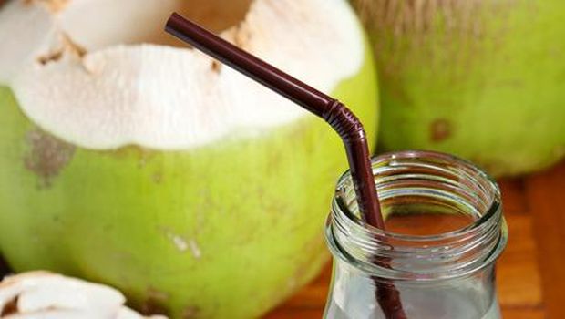 Manfaat air kelapa muda yang sering dikonsumsi saat buka puasa.