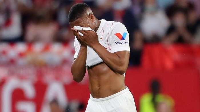 SEVILLE, SPAIN - APRIL 17: Anthony Martial of Sevilla FC reacts after sustaining an injury during the LaLiga Santander match between Sevilla FC and Real Madrid CF at Estadio Ramon Sanchez Pizjuan on April 17, 2022 in Seville, Spain. (Photo by Fran Santiago/Getty Images)