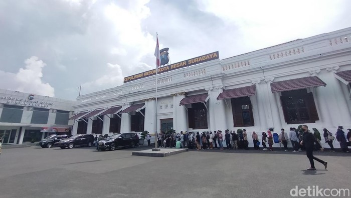 Antrean SKCK Polrestabes Surabaya Antrean SKCK Polrestabes Surabaya