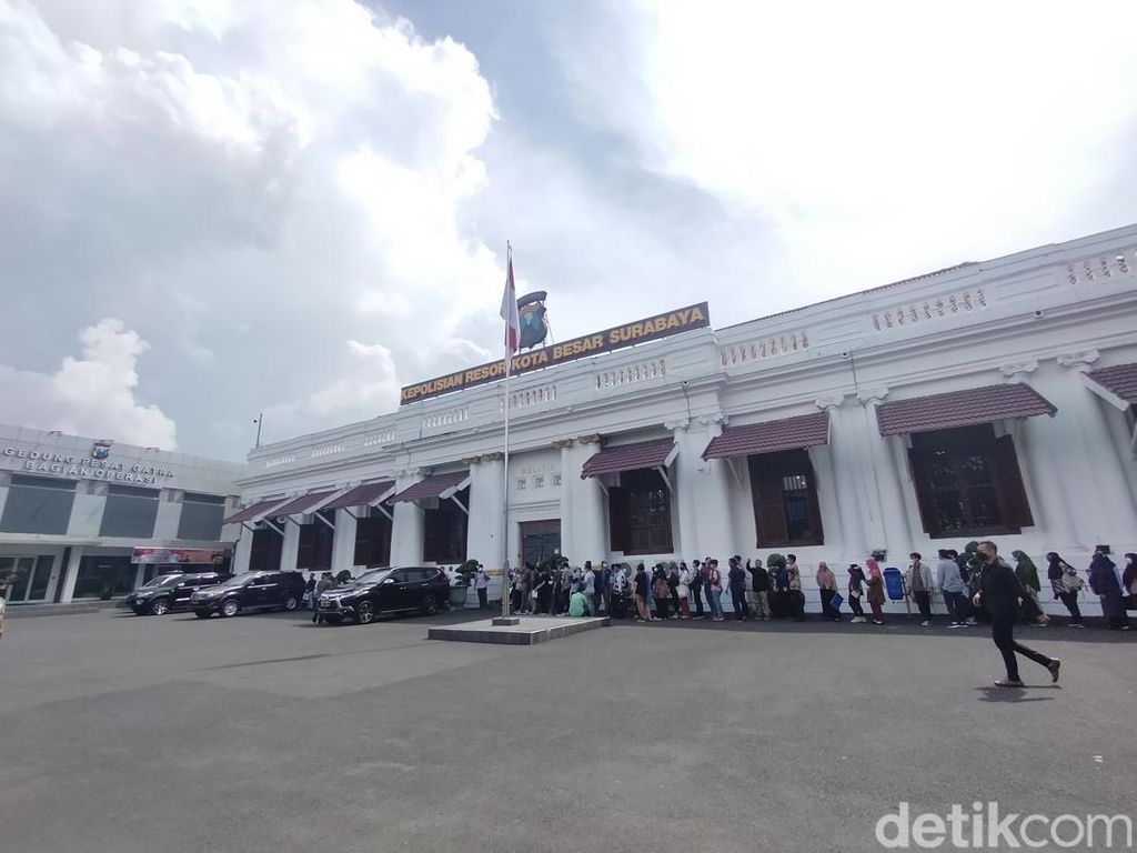 Pemohon SKCK di Surabaya Sampai Batalkan Puasa Gegara Antre Panjang