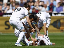 Cedera Horor Ashley Westwood Usai Berbenturan dengan Lawan