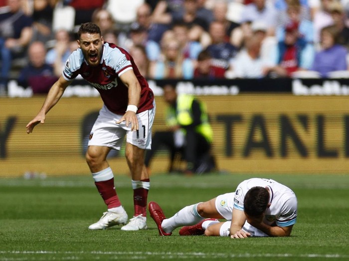 Soccer Football - Premier League - West Ham United v Burnley - London Stadium, London, Britain - April 17, 2022 Burnley's Ashley Westwood reacts after sustaining an injury as West Ham United's Nikola Vlasic also reacts Action Images via Reuters/Andrew Boyers EDITORIAL USE ONLY. No use with unauthorized audio, video, data, fixture lists, club/league logos or 'live' services. Online in-match use limited to 75 images, no video emulation. No use in betting, games or single club /league/player publications.  Please contact your account representative for further details.