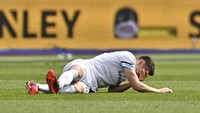 Pergelangan kaki kanan Ashley Westwood mengalami dislokasi akibat tabrakan tersebut. (Foto: REUTERS/TONY OBRIEN)