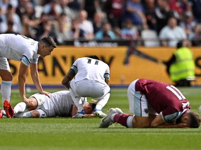 Tabrakan Horor Berujung Air Mata di Laga West Ham Vs Burnley