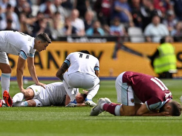 Tabrakan Horor Berujung Air Mata di Laga West Ham Vs Burnley