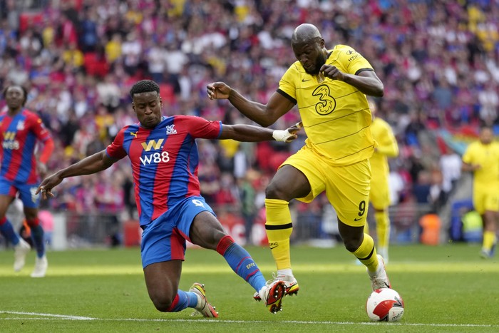 Crystal Palaces Cheikhou Kouyate tries to tackle Chelseas Romelu Lukaku, right, during the English FA Cup semifinal soccer match between Chelsea and Crystal Palace at Wembley stadium in London, Sunday, April 17, 2022. (AP Photo/Kirsty Wigglesworth)
