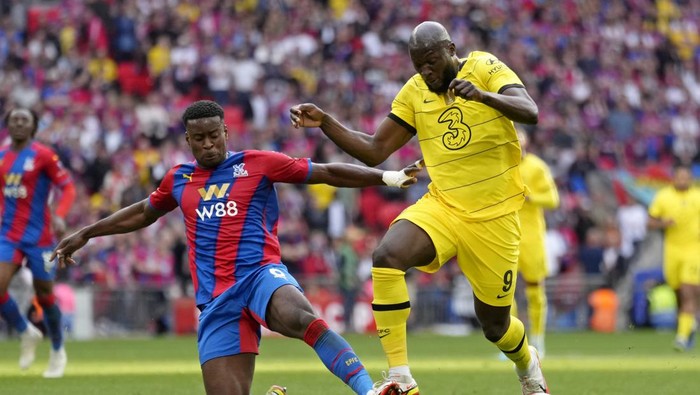 Crystal Palaces Cheikhou Kouyate tries to tackle Chelseas Romelu Lukaku, right, during the English FA Cup semifinal soccer match between Chelsea and Crystal Palace at Wembley stadium in London, Sunday, April 17, 2022. (AP Photo/Kirsty Wigglesworth)