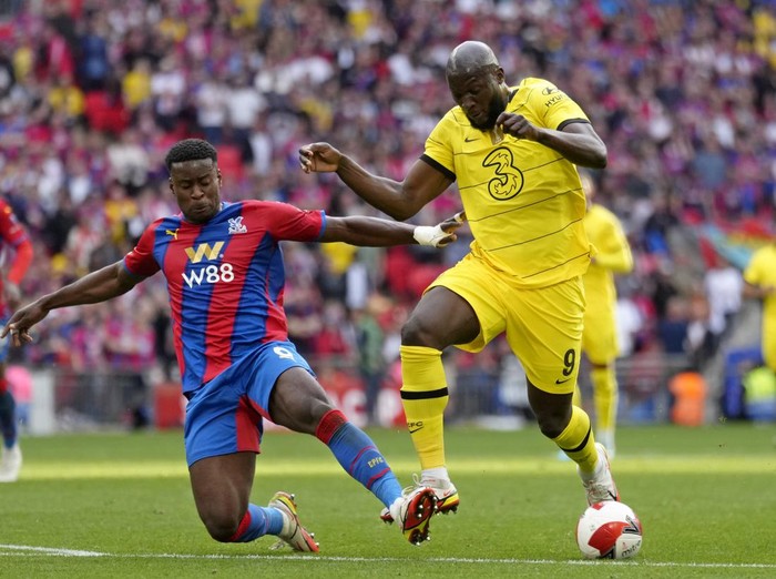 Crystal Palaces Cheikhou Kouyate tries to tackle Chelseas Romelu Lukaku, right, during the English FA Cup semifinal soccer match between Chelsea and Crystal Palace at Wembley stadium in London, Sunday, April 17, 2022. (AP Photo/Kirsty Wigglesworth)