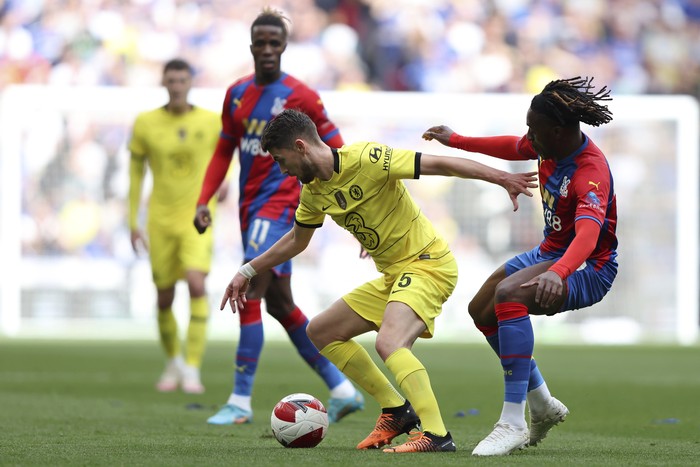 Crystal Palaces Eberechi Eze, right, vies for the ball with Chelseas Jorginho during the English FA Cup semifinal soccer match between Chelsea and Crystal Palace at Wembley stadium in London, Sunday, April 17, 2022. (AP Photo/Ian Walton)