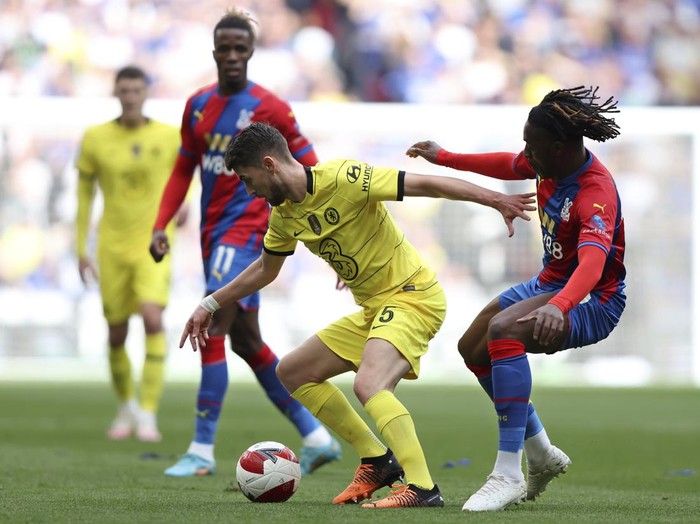 Crystal Palaces Eberechi Eze, right, vies for the ball with Chelseas Jorginho during the English FA Cup semifinal soccer match between Chelsea and Crystal Palace at Wembley stadium in London, Sunday, April 17, 2022. (AP Photo/Ian Walton)