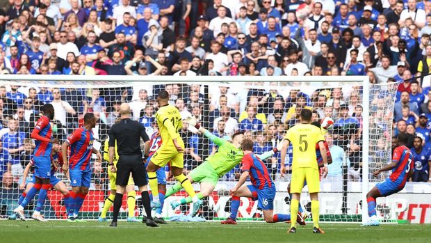 Soccer Football - FA Cup Semi Final - Chelsea v Crystal Palace - Wembley Stadium, London, Britain - April 17, 2022 Chelsea's Ruben Loftus-Cheek scores their first goal REUTERS/David Klein