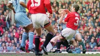 Kaki kanan David Bust dislokasi akibat bertubrukan dengan Dennis Irwin saat Conventry City menghadapi Manchester United tahun 1996. (Foto: Getty Images/Shaun Botterill)