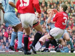 Kaki kanan David Bust dislokasi akibat bertubrukan dengan Dennis Irwin saat Conventry City menghadapi Manchester United tahun 1996. (Foto: Getty Images/Shaun Botterill)