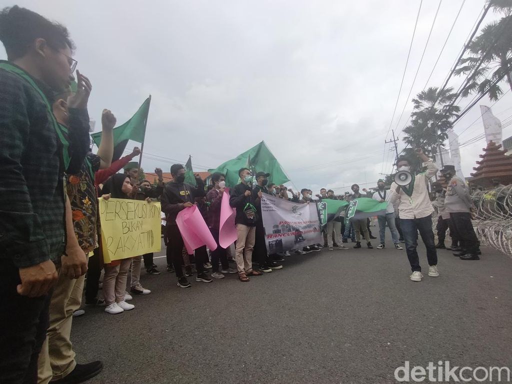 Demo di DPRD Jatim, HMI Minta Jokowi Tindak Pejabat yang Usul Penundaan Pemilu