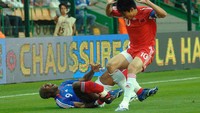 Djibril Cisse mengubur mimpi tampil di Piala Dunia 2006 usai kakinya patah dalam laga uji coba Prancis kontra China. (Foto: Internet)