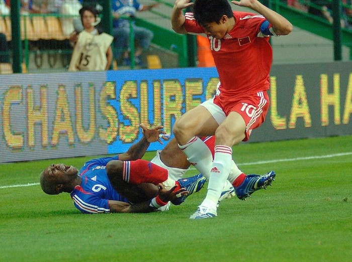 Djibril Cisse mengalami cedera saat membela Timnas Prancis menghadapi China di laga uji coba tahun 2006.