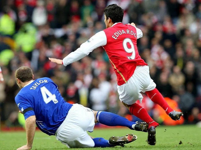 Eduardo da Silva cedera parah saat membela Arsenal melawan Birmingham di Liga Inggris tahun 2008.