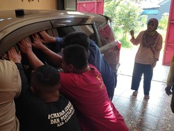 Terkunci di Dalam Mobil, Bocah 2 Tahun Diselamatkan Damkar Karanganyar