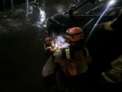 Mobil Terperosok ke Saluran Air di Cimanggis Depok Gegara Banjir