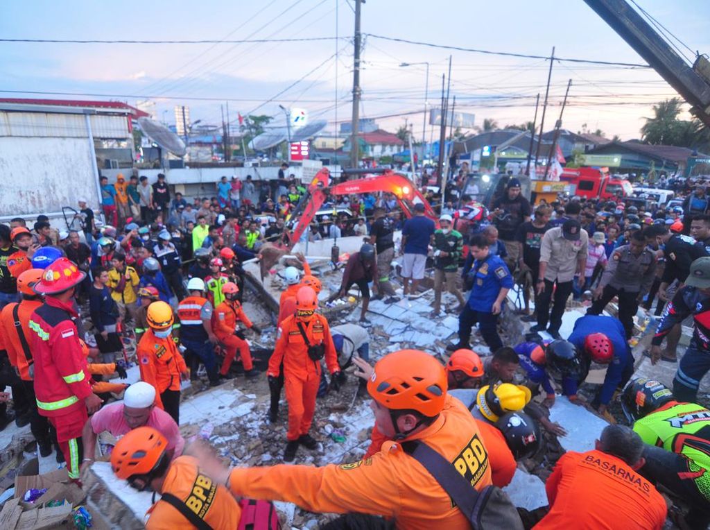 Korban Tewas Minimarket Ambruk di Banjar Jadi 5 Orang, 2 Masih Dicari