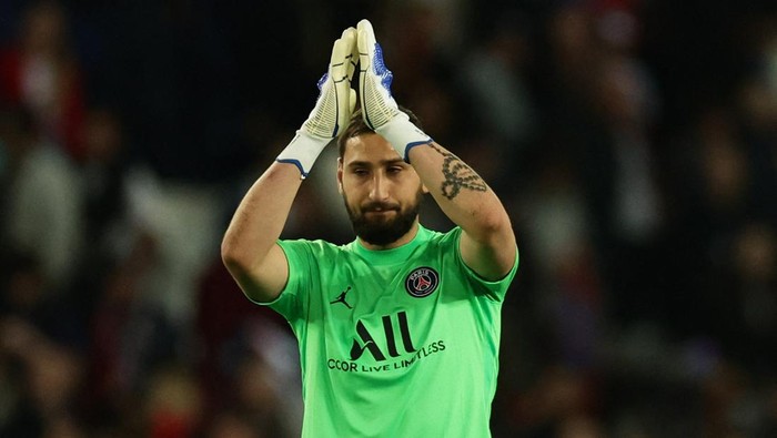Soccer Football - Ligue 1 - Paris St Germain v Olympique de Marseille - Parc des Princes, Paris, France - April 17, 2022 Paris St Germains Gianluigi Donnarumma applauds fans after the match REUTERS/Sarah Meyssonnier