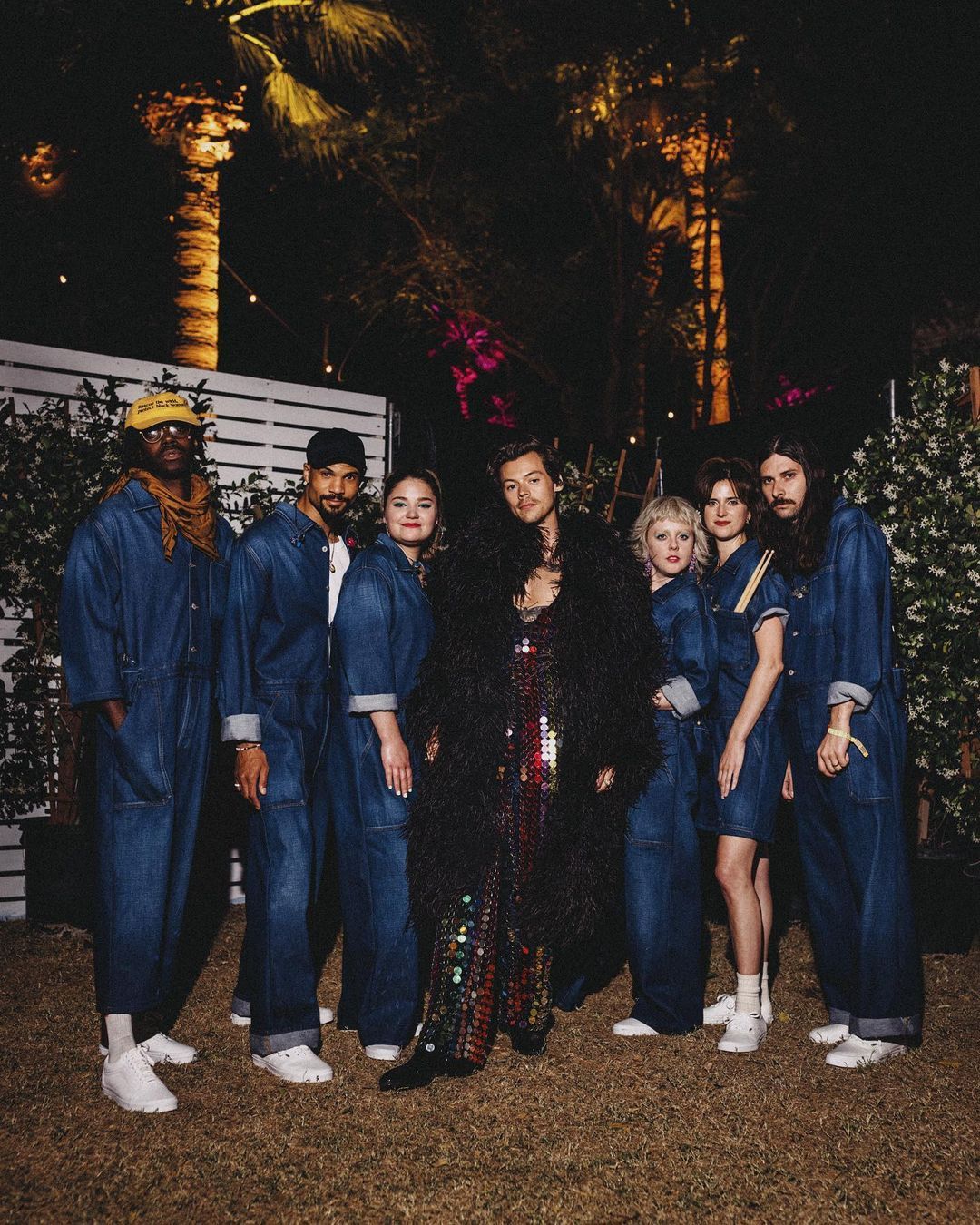 Harry Styles Tampil Berkilauan Memakai Jumpsuit Di Panggung Coachella 0814