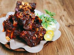 Maknyus! 5 Tempat Ini Sediakan Iga Bakar Berdaging Tebal dan Juicy